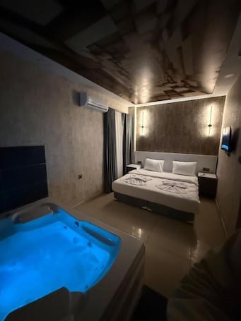 Three-Bedroom Premium Apartment with Balcony | Roupas de cama premium. Royal Fsm Suites