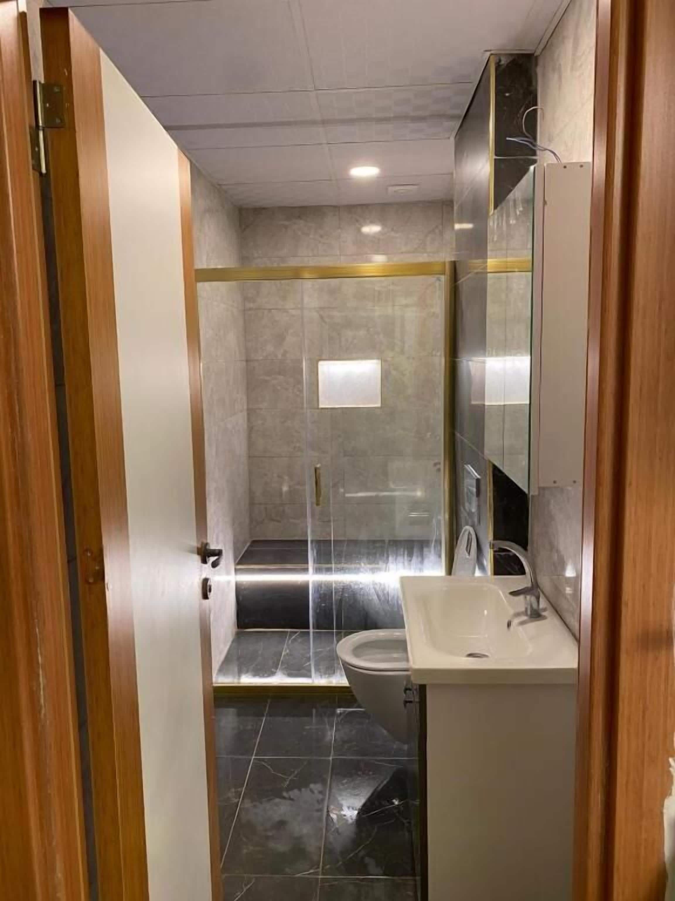 Three-Bedroom Premium Apartment with Balcony | Baño | Amenidades de baño gratuitas, secadora de cabello, pantuflas, jabón 