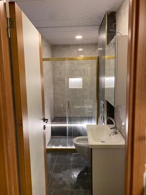 Three-Bedroom Premium Apartment with Balcony | Baño | Amenidades de baño gratuitas, secadora de cabello, pantuflas, jabón 