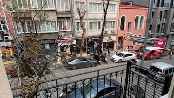 Three-Bedroom Premium Apartment with Balcony | ๊ฑฐ์ค ๊ณต๊ฐ