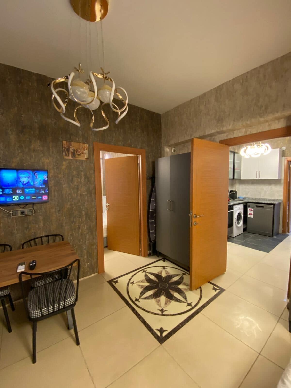 Three-Bedroom Premium Apartment with Balcony | 객실 내 식사 공간