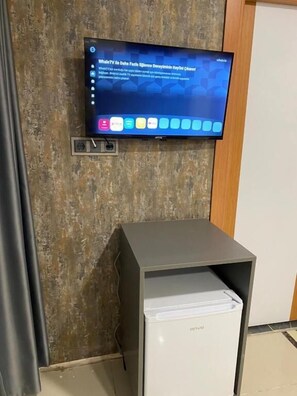 Two-Bedroom Apartment with Terrace | Televisión