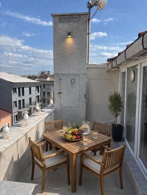 Two-Bedroom Apartment with Terrace | Hiên