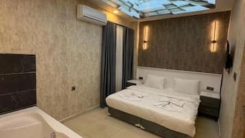 Three-Bedroom Premium Apartment with Balcony | Een bureau, geluiddichte muren, een strijkplank/strijkijzer, gratis wifi