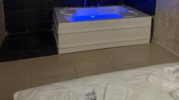 Three-Bedroom Premium Apartment with Balcony | Desk, soundproofing, iron/ironing board, free WiFi