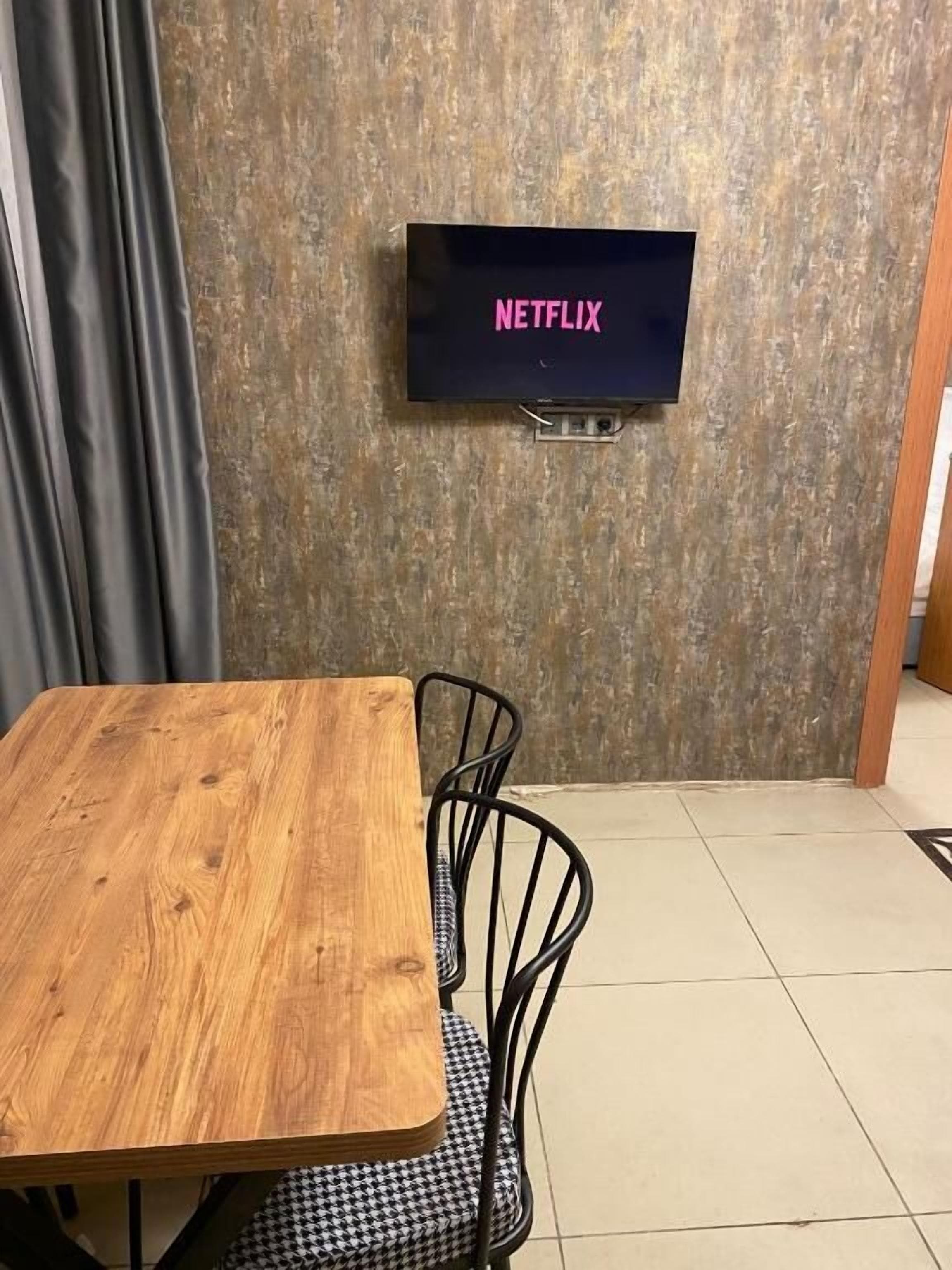 Three-Bedroom Premium Apartment with Balcony | Restaurante familiar