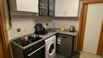 Een koelkast, een magnetron, een oven, een kookplaat