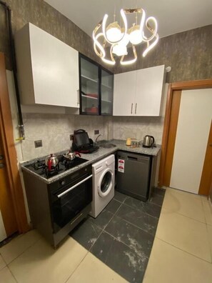 Refrigerador, microondas, horno y parrilla de estufa 