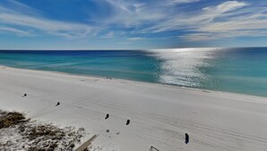Une plage avec un ciel dégagé et une mer calme.