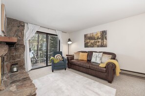 Smart TV, fireplace - Large 2 bedroom,. renovated with new carpet & furniture, close to clubhouse and (Winter Park)