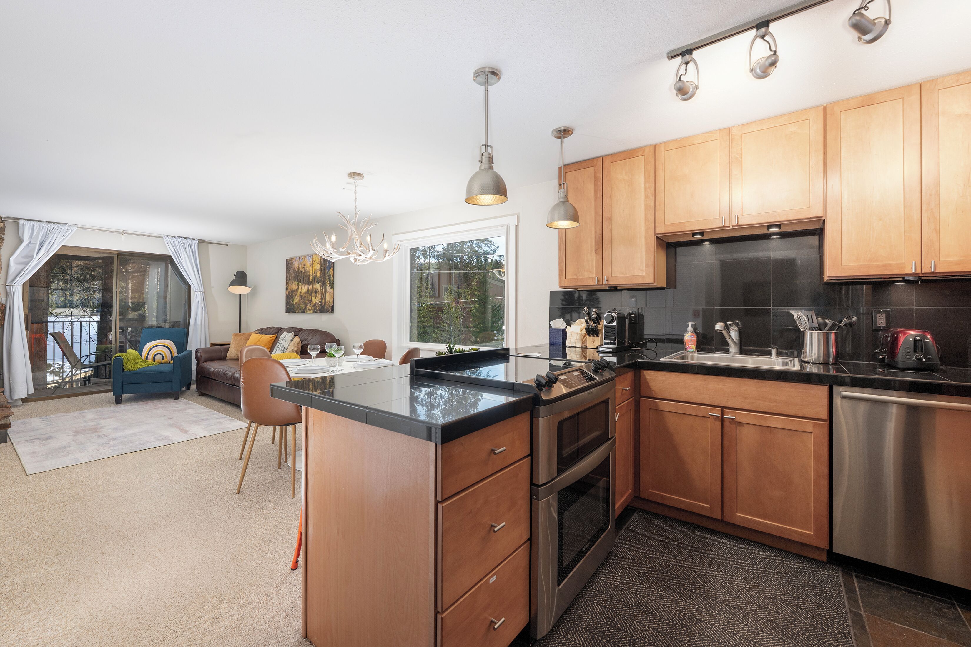 Coffee/tea maker, fridge, microwave, oven