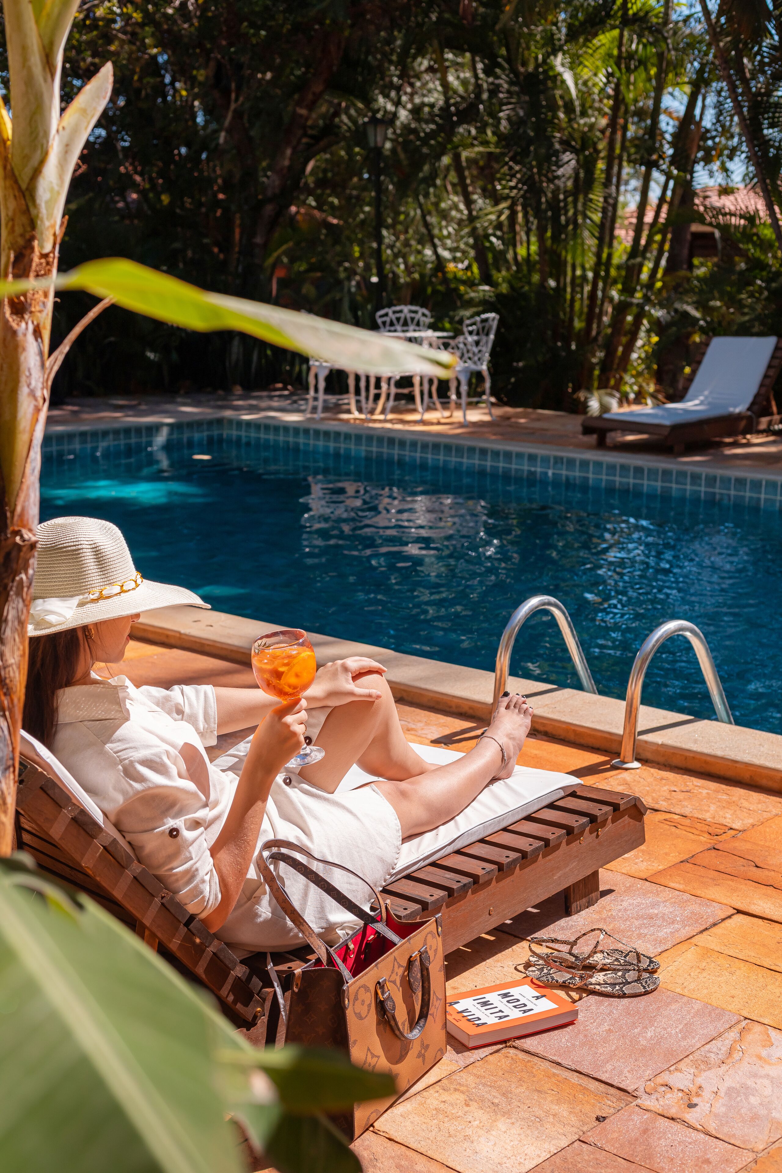 Piscina externa, funciona das 10h às 21h, guarda-sóis, espreguiçadeiras