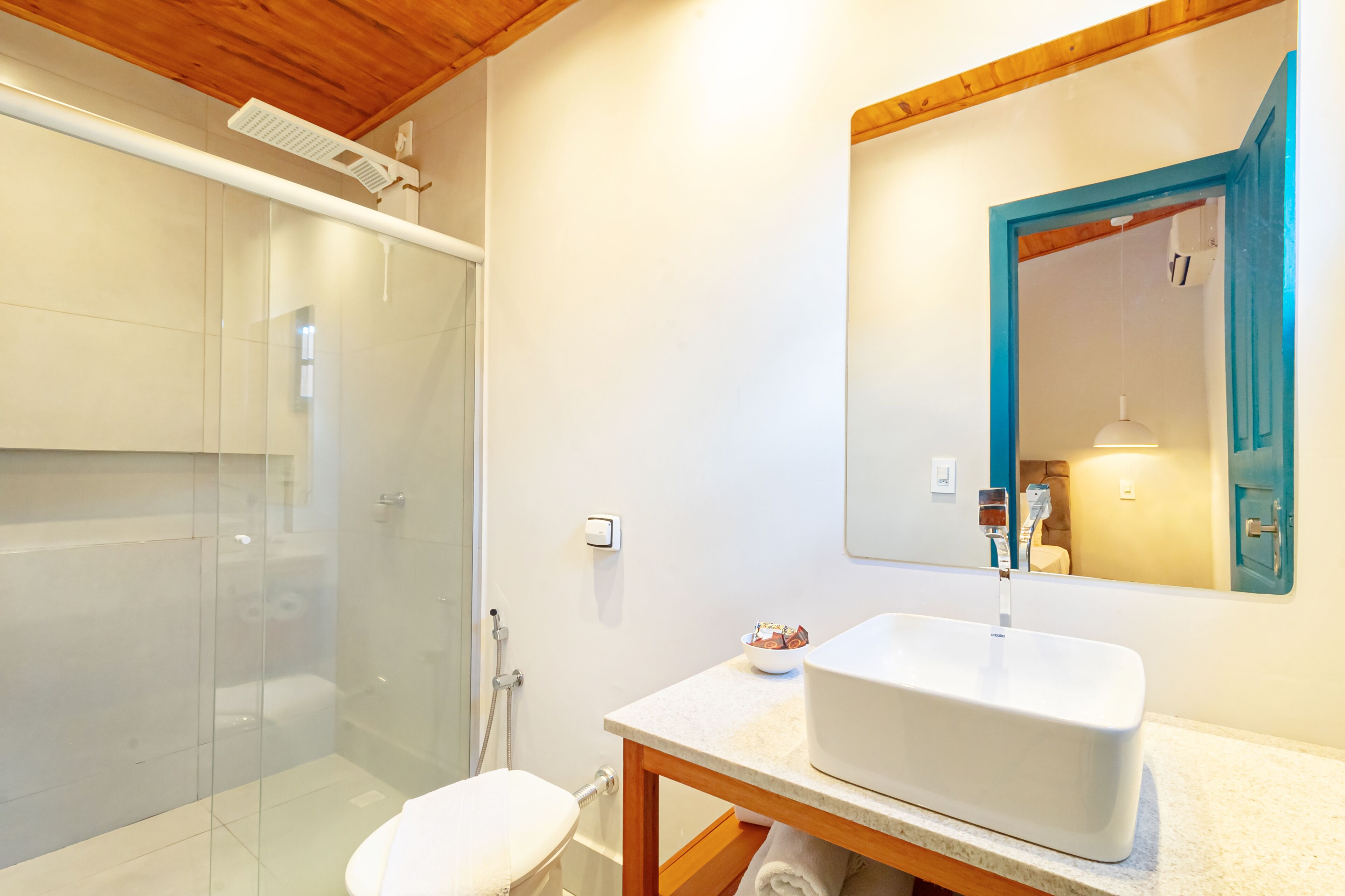 Suite superior, vista al jardín | Baño | Regadera, amenidades de baño gratuitas, toallas, jabón 