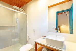 Suite superior, vista al jardín | Baño | Regadera, amenidades de baño gratuitas, toallas, jabón