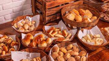 Café da manhã com buffet grátis todos os dias