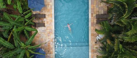 Piscine extérieure, parasols de plage, chaises longues