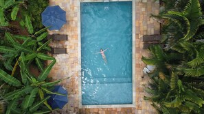 Piscine extérieure, parasols de plage, chaises longues