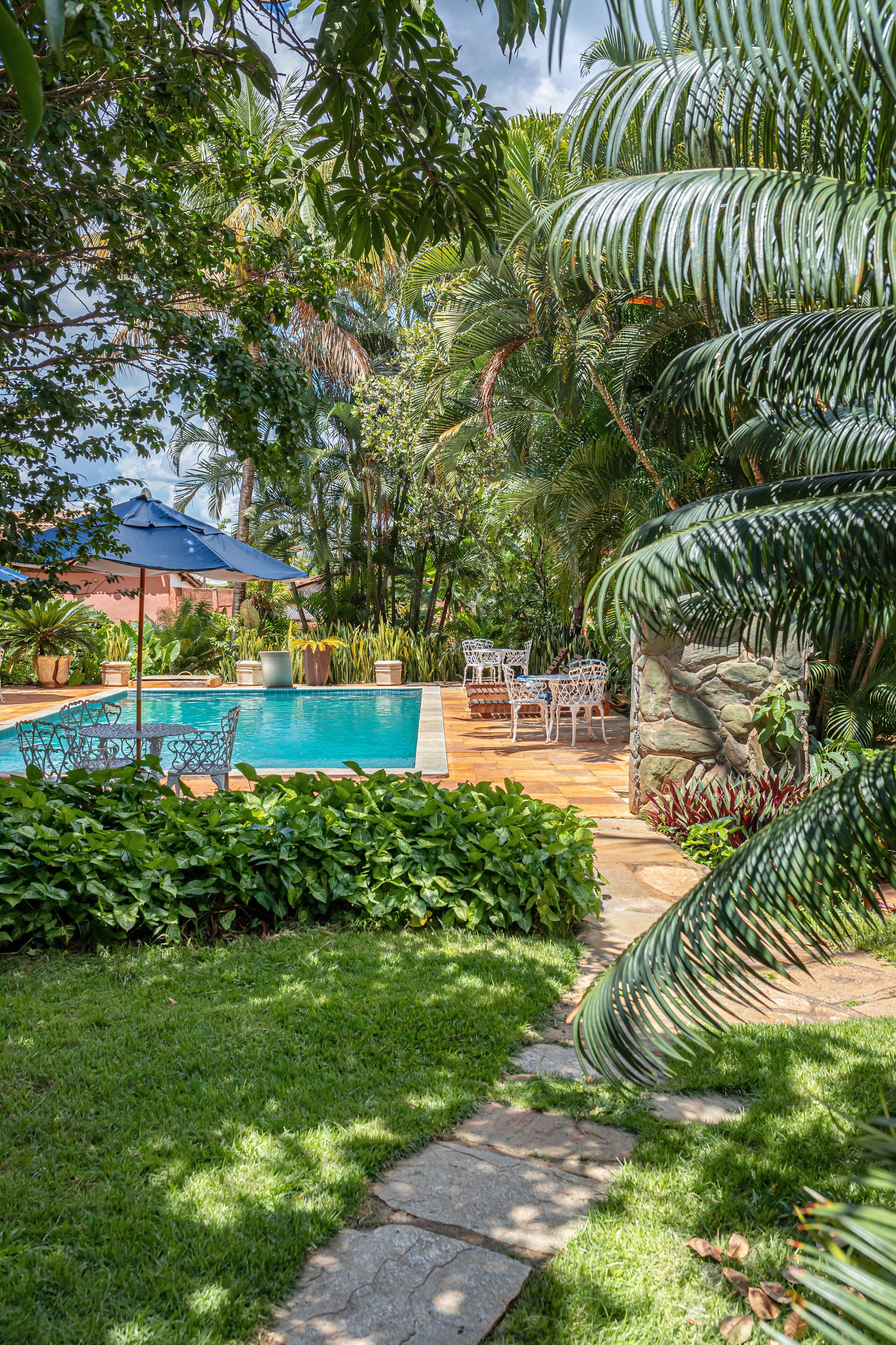 Piscina externa, funciona das 10h às 21h, guarda-sóis, espreguiçadeiras