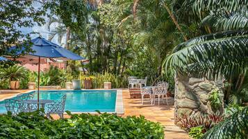 Piscina externa, funciona das 10h às 21h, guarda-sóis, espreguiçadeiras