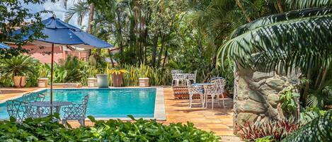 Piscine extérieure, accÚs possible de 10 h à 21 h, parasols