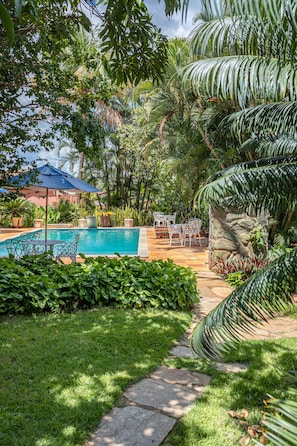 Piscine extérieure, parasols de plage, chaises longues