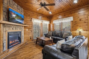 Smart TV, fireplace, video games, DVD player - Pool Access! Theater Room, Game Room, Pool Table, Foosball Table (Gatlinburg)