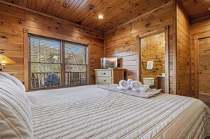 Iron/ironing board, free WiFi, bed sheets - Pool Access! Theater Room, Game Room, Pool Table, Foosball Table (Gatlinburg)