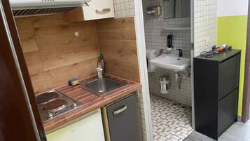 Einzelzimmer | Badezimmer | Dusche, Handtücher, Toilettenpapier