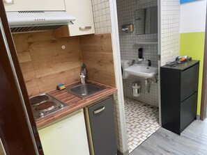 Einzelzimmer | Badezimmer | Dusche, Handtücher, Toilettenpapier