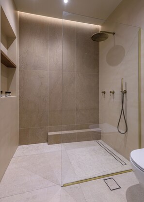 Junior Suite, City View | Bathroom | Free toiletries, hair dryer, towels, soap - HOTEL ELENI (Milos)