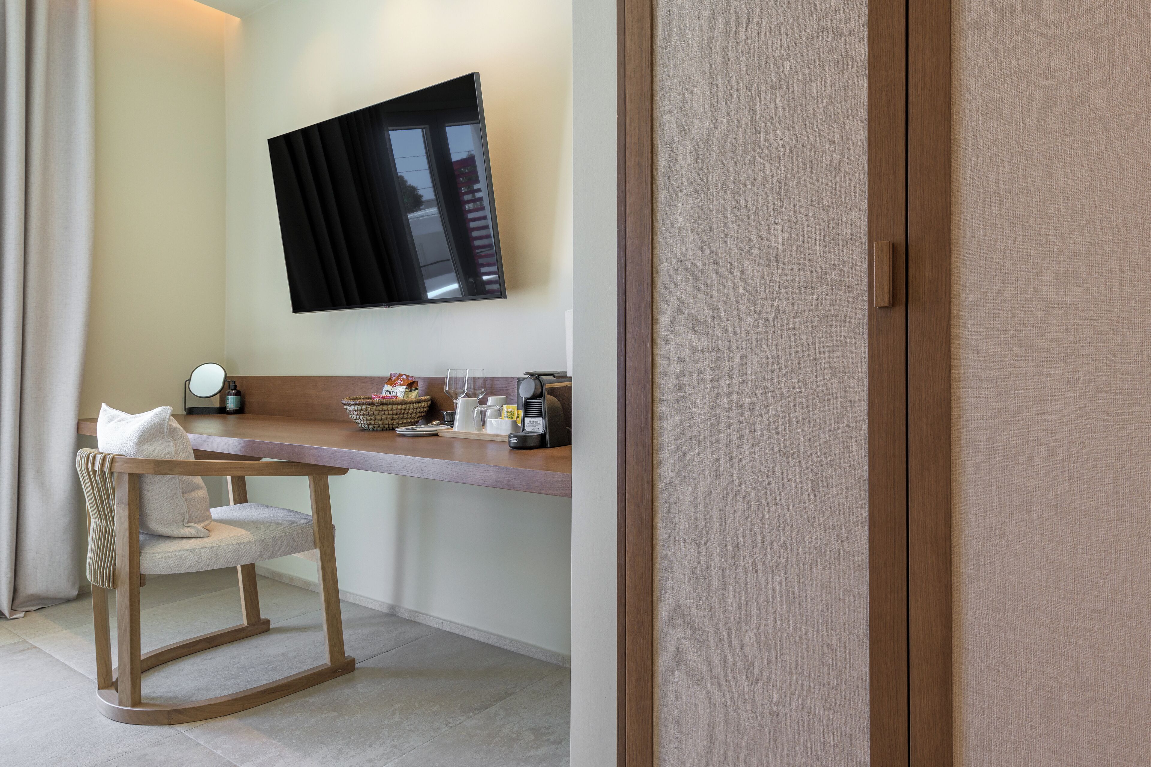 غرفة ديلوكس مزدوجة - منظر للمدينة | مساحة عمل للكمبيوتر المحمول وتجهيزات عازلة للصوت وواي فاي مجانًا