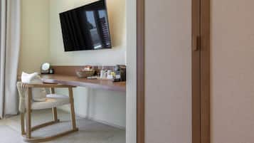 غرفة ديلوكس مزدوجة - منظر للمدينة | مساحة عمل للكمبيوتر المحمول وتجهيزات عازلة للصوت وواي فاي مجانًا