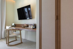 Habitación Deluxe doble, vistas a la ciudad | Espacio para trabajar con un portátil y sistema de insonorización