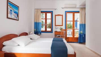 غرفة مزدوجة أو بسريرين منفصلين بتجهيزات أساسية - منظر للمدينة | مساحة عمل للكمبيوتر المحمول وتجهيزات عازلة للصوت وواي فاي مجانًا