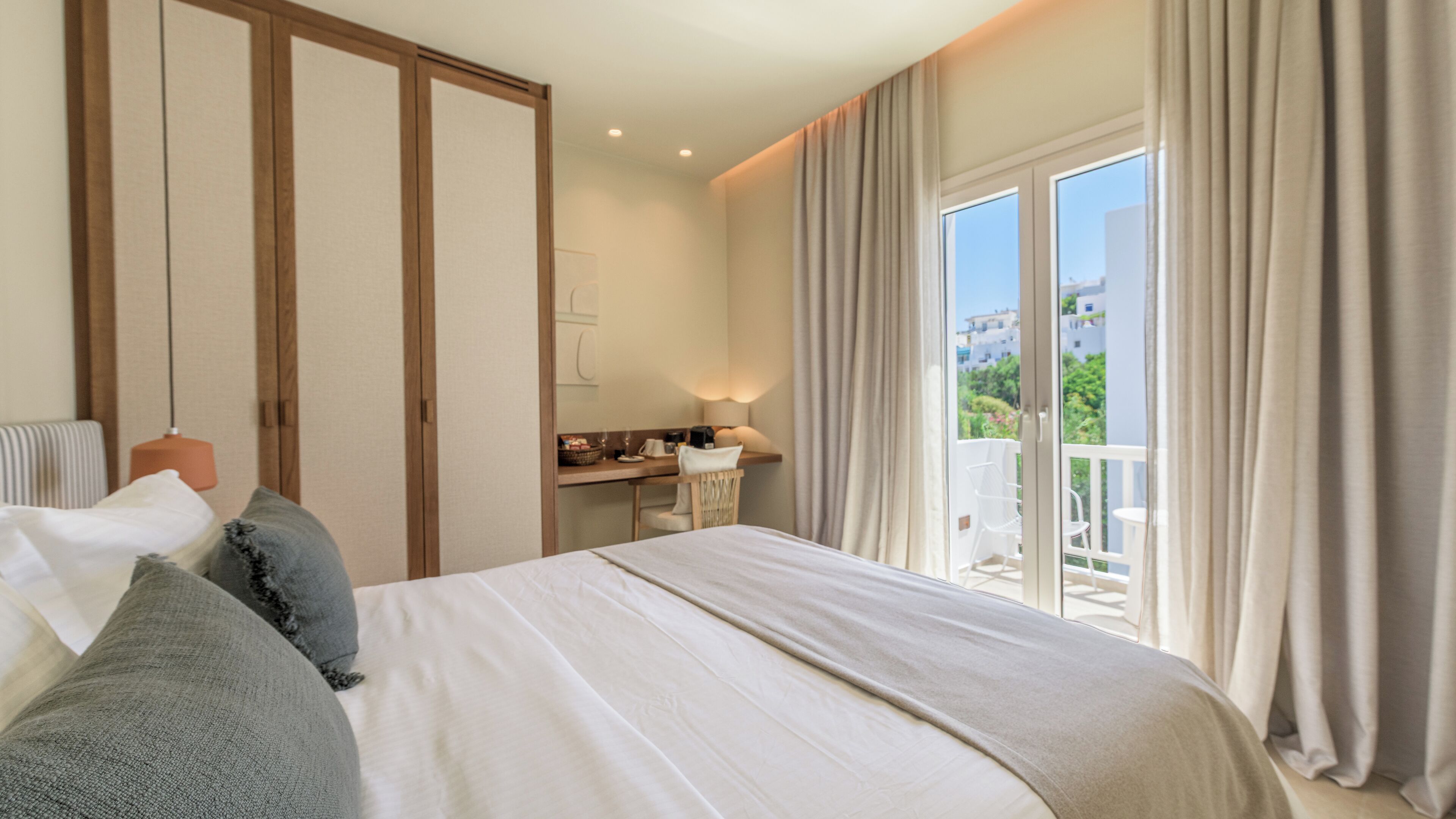 Laptop workspace, soundproofing, free WiFi, bed sheets