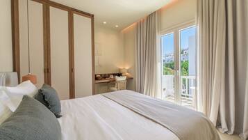 Laptop workspace, soundproofing, free WiFi, bed sheets