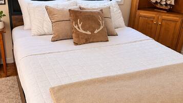 1 bedroom, desk, WiFi (free), bed sheets