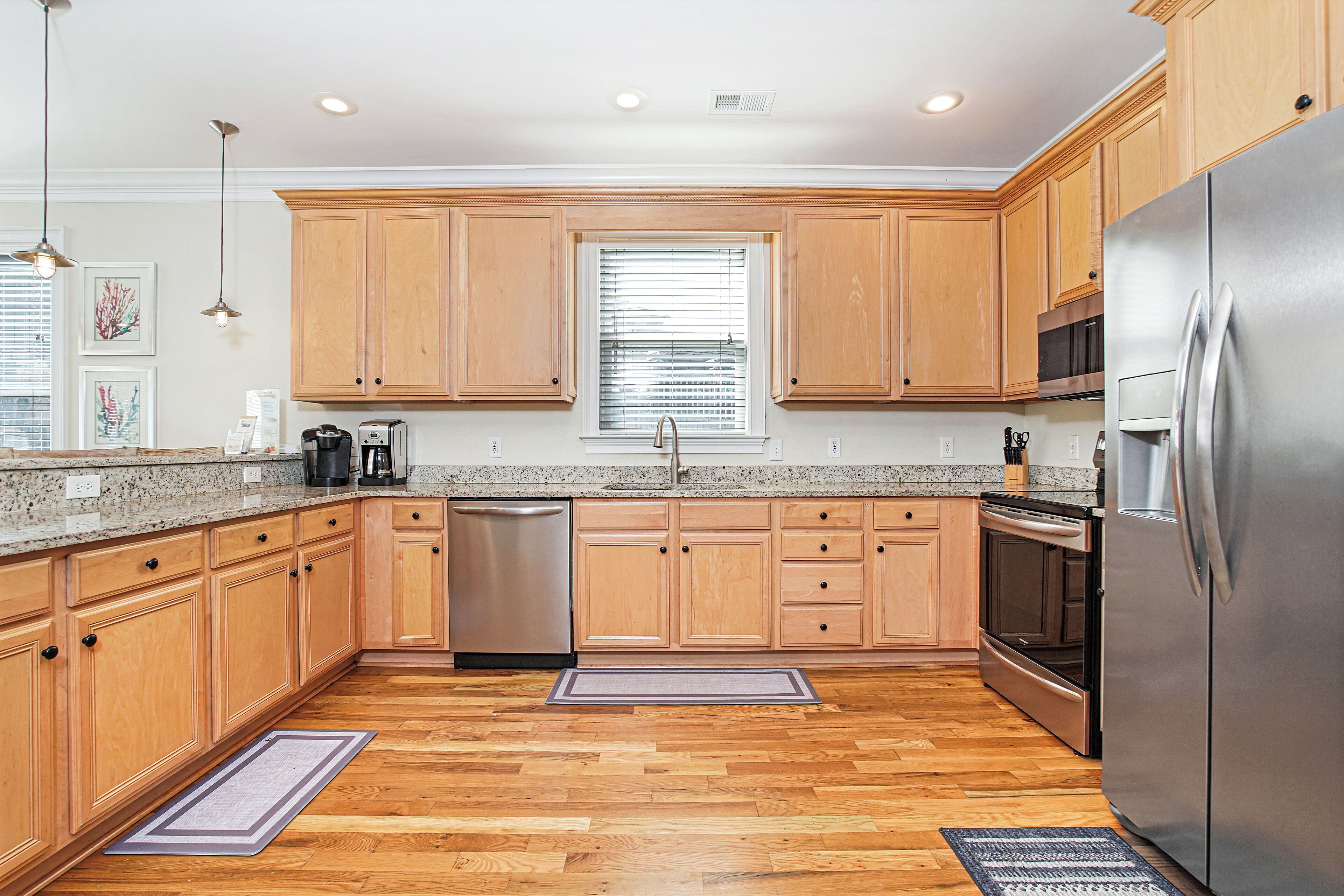 Coffee/tea maker, cookware/dishes/utensils