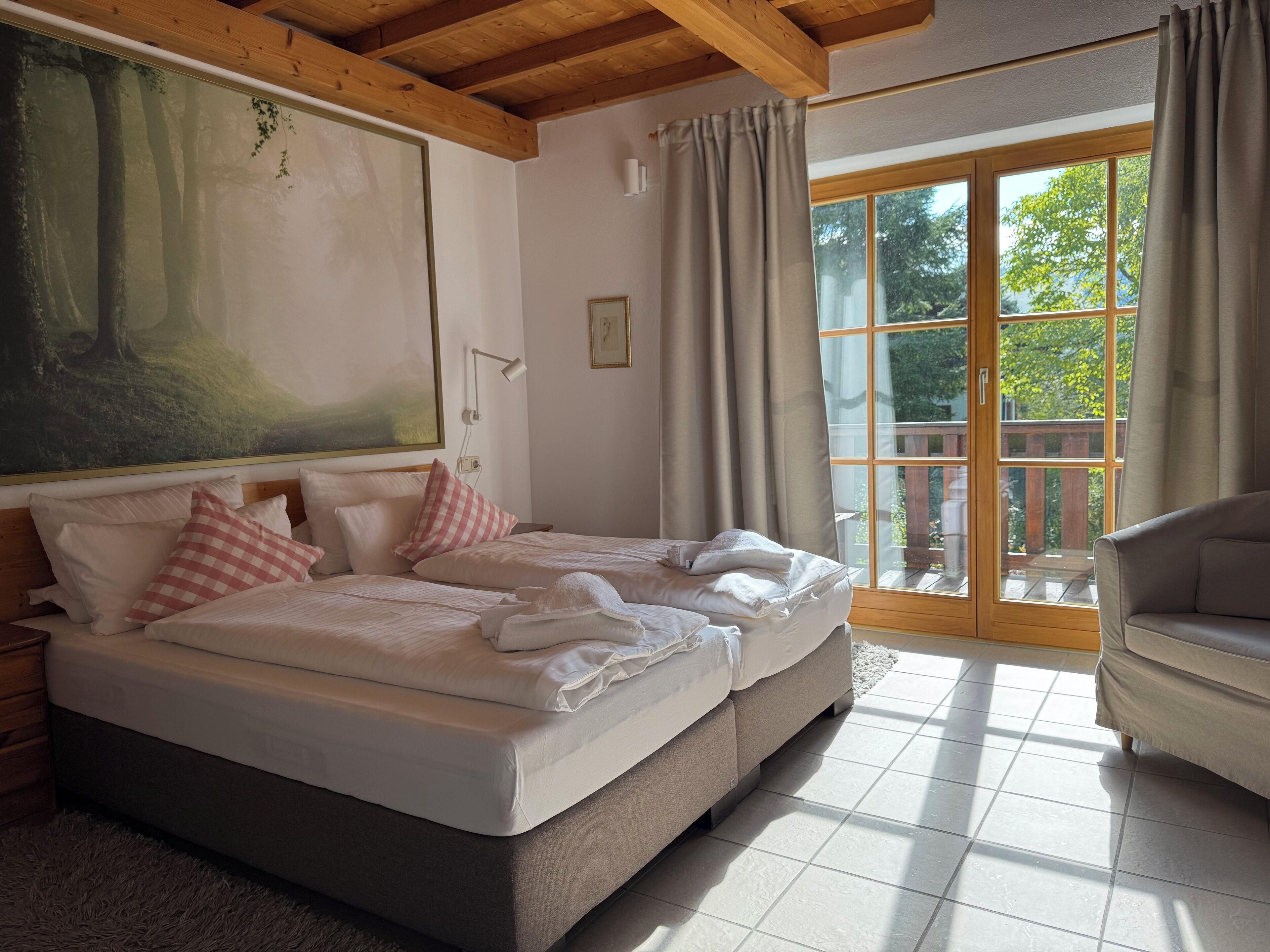 Iron/ironing board, Internet, bed sheets