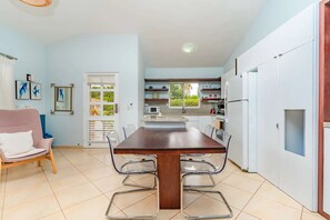 Villa familiar, 3 habitaciones, patio, vista al jardín | Servicio a la habitación