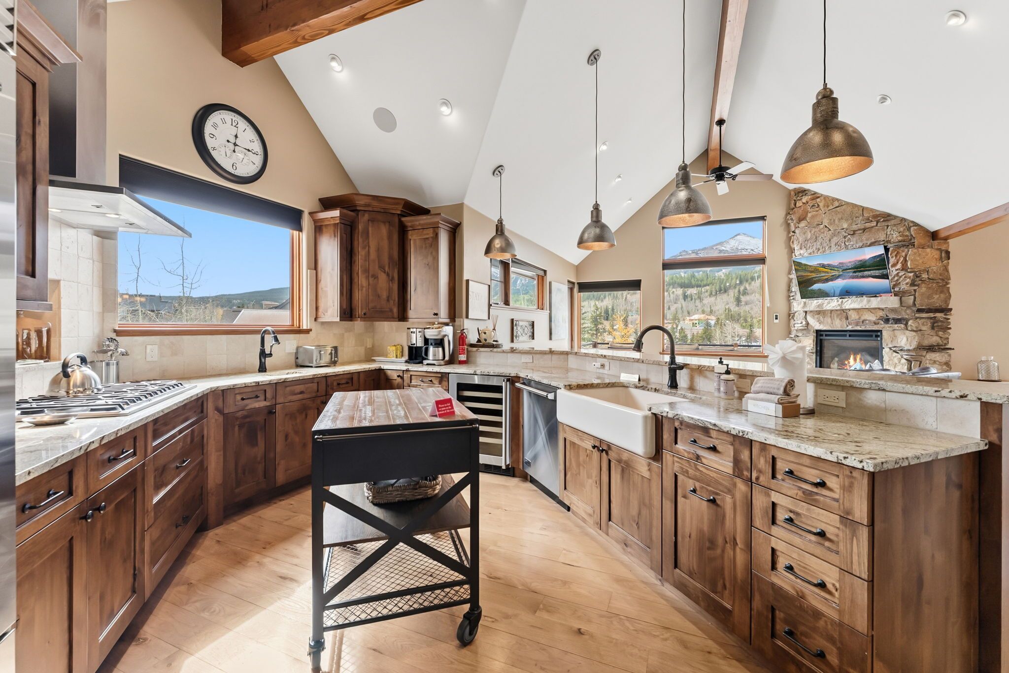 Microwave, stovetop, dishwasher, coffee/tea maker