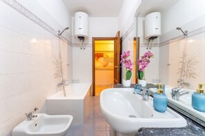 Secadora de cabello, bidet, toallas, jabón 