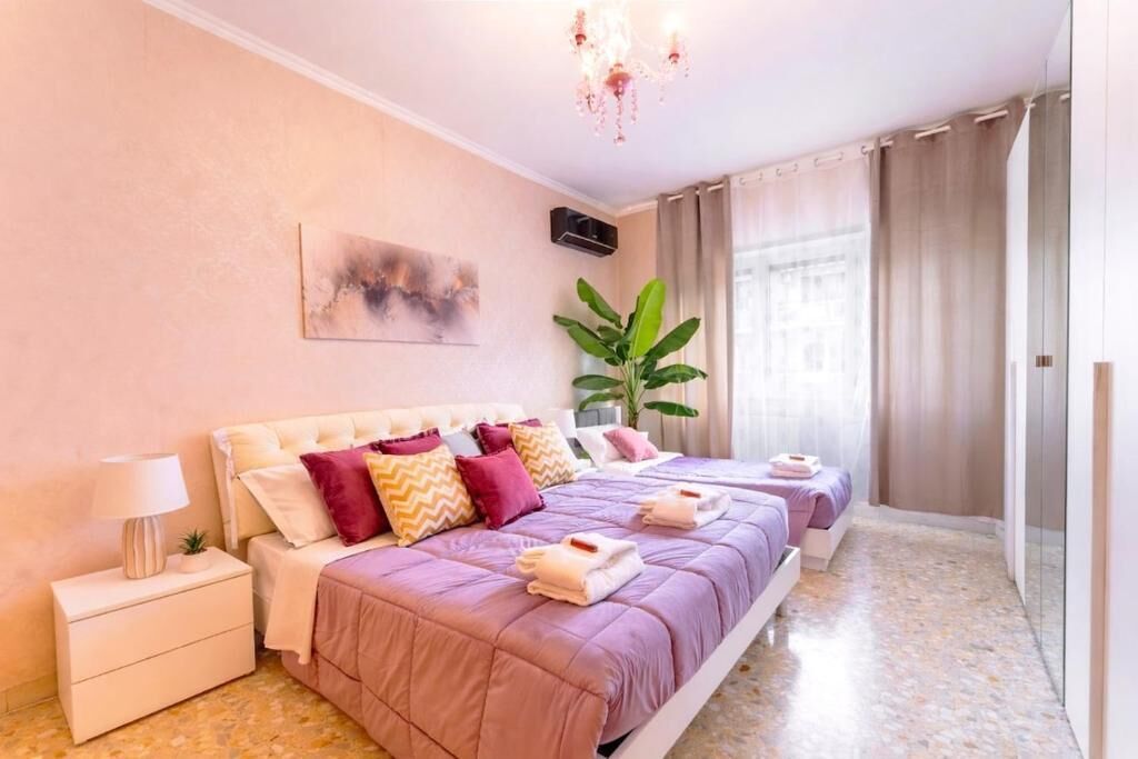 Escritorio, tabla de planchar con plancha, wifi gratis y ropa de cama