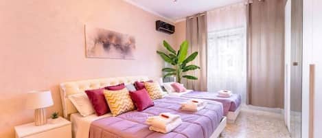 Escritorio, tabla de planchar con plancha, wifi gratis y ropa de cama