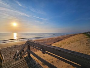 På stranden, solsenger og strandhåndklær
