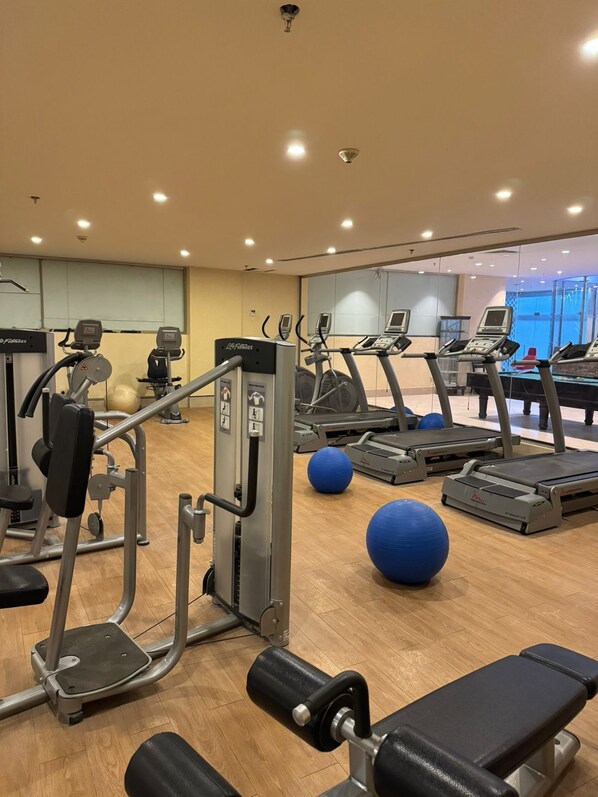 A gym with treadmills, weight machines, and exercise balls. - Prime Al Hamra Hotel - Riyadh (Riyadh)