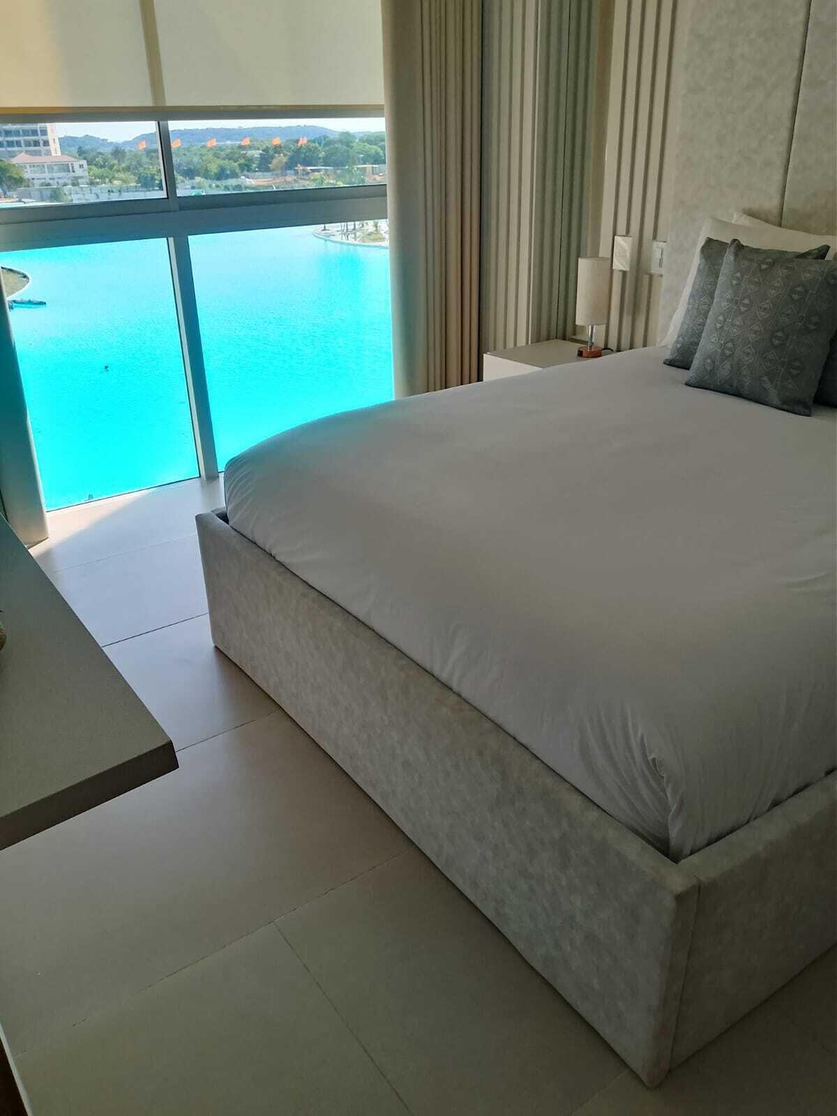 Tabla de planchar con plancha, wifi gratis, ropa de cama