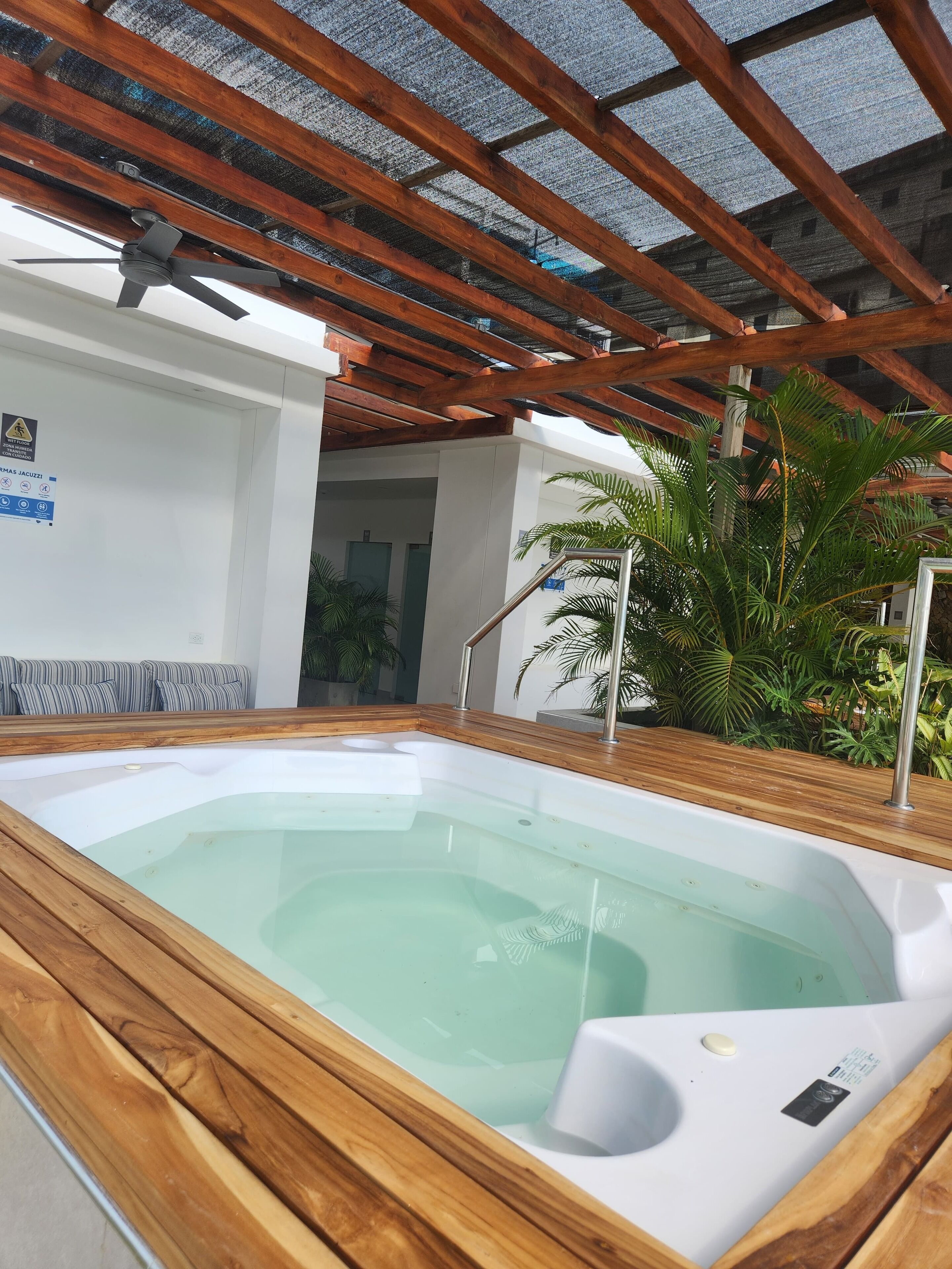 Bañera de hidromasaje al aire libre