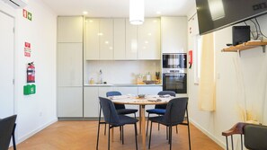 Appartement Luxe, 2 chambres, vue cour intérieure | Salle à manger