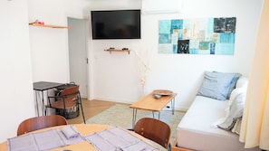 Apartamento Deluxe, 1 habitación, Se admiten mascotas, vistas al patio | Zona de estar | Smart TV de 50 pulgadas con canales por cable